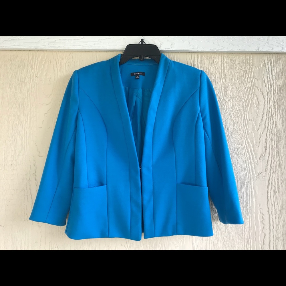 Comfortable and classy blue blazer with pockets